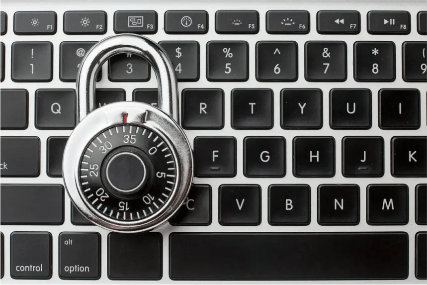 Candado en un teclado representando el cifrado de datos de la seguridad en redes