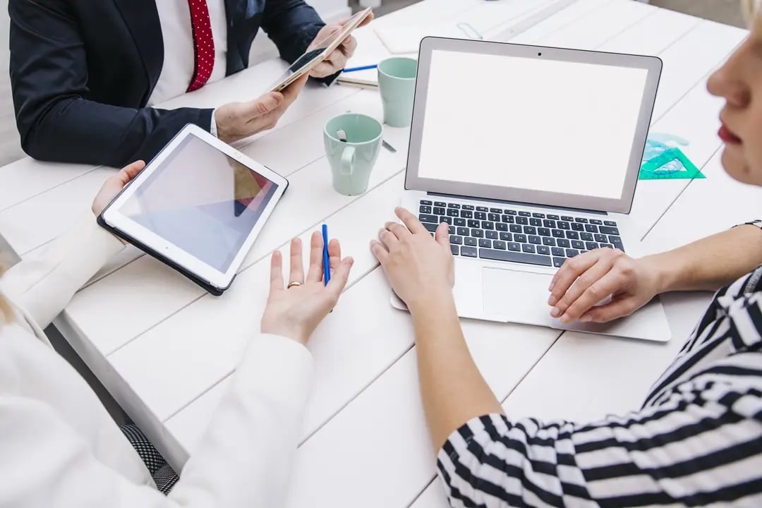 Equipo trabajando en la gestión de proyectos TI
