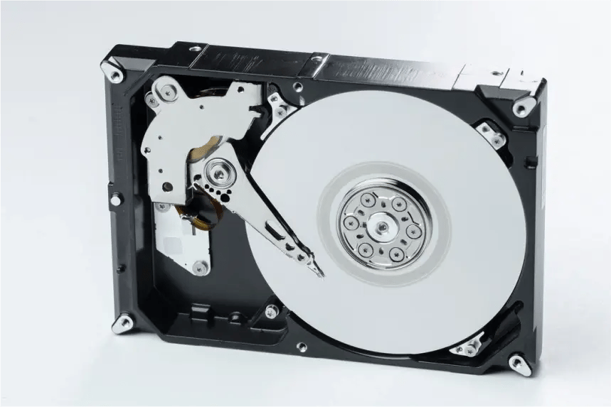 Imagen de un disco duro expuesto en un fondo blanco