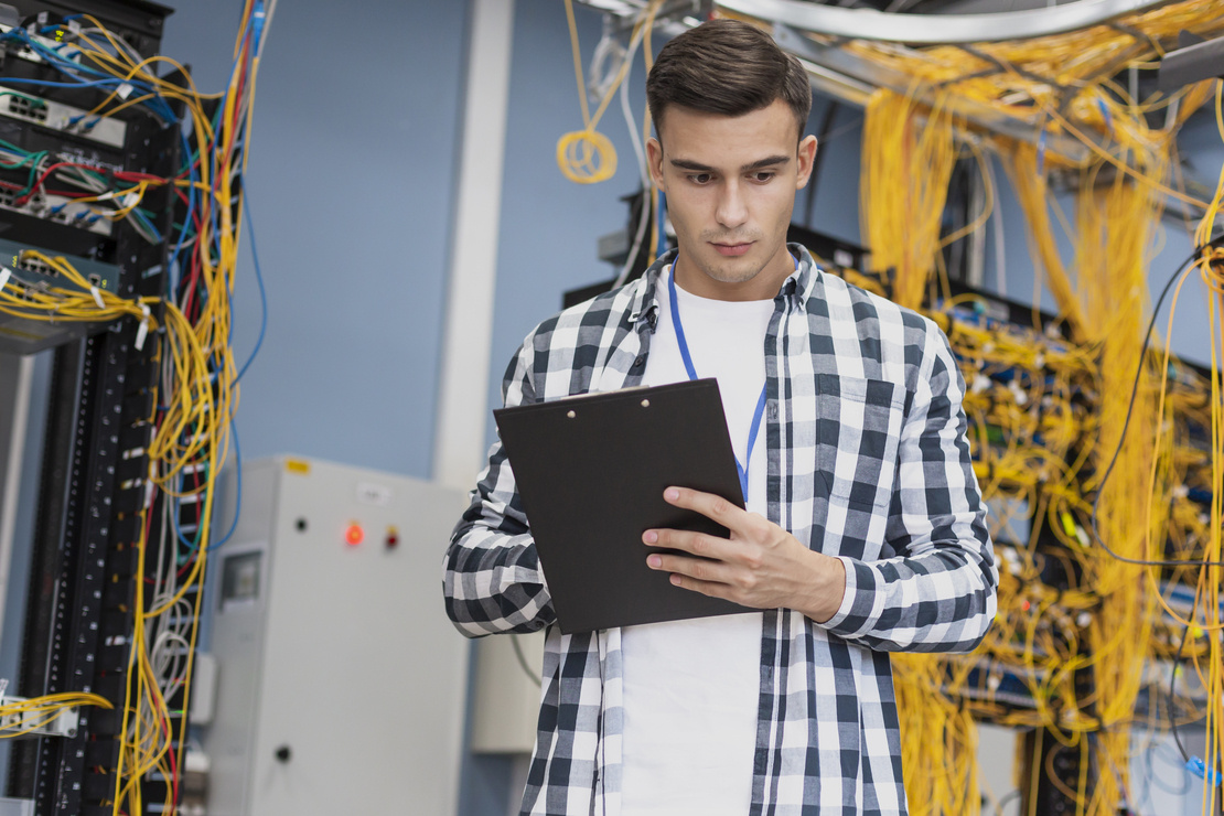 Ingeniero de una empresa de tecnología supervisando las redes informáticas 
