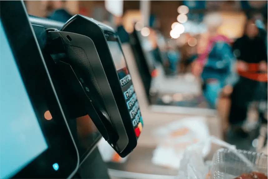 Lector de tarjetas conectado a un software de punto de venta