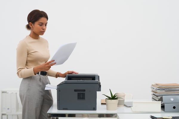 vista-lateral-mujer-aburrida-trabajo